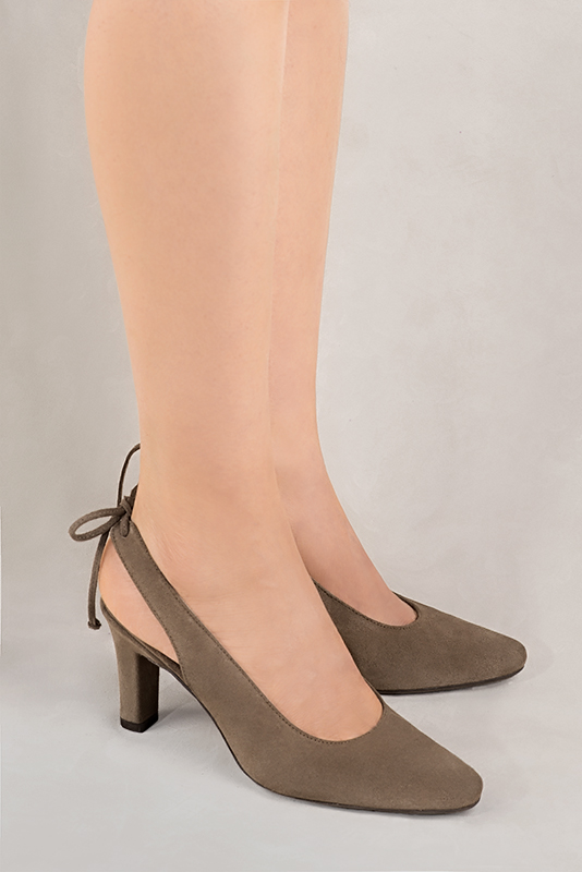Chocolate brown women's slingback shoes. Round toe. High kitten heels. Worn view - Florence KOOIJMAN